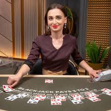 Antarmuka meja Three Card Poker live dealer di soccer808 dengan dealer profesional